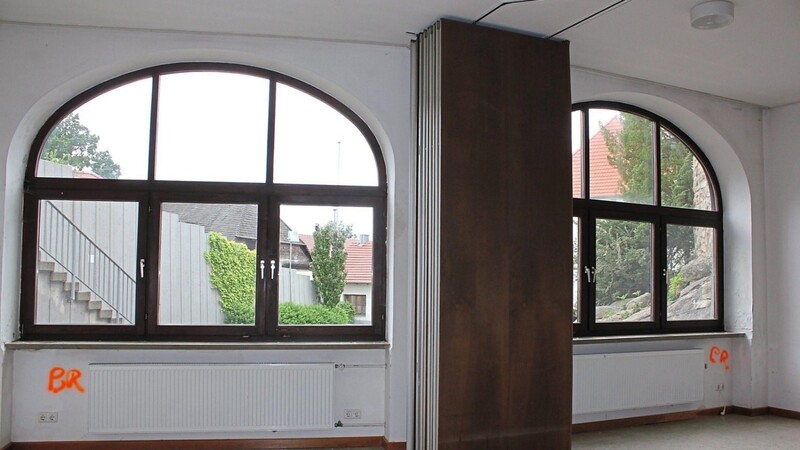 Die Fenster werden gegen bodentiefe Elemente ersetzt. So bekommt der Pfarrsaal eine Tür nach Außen.