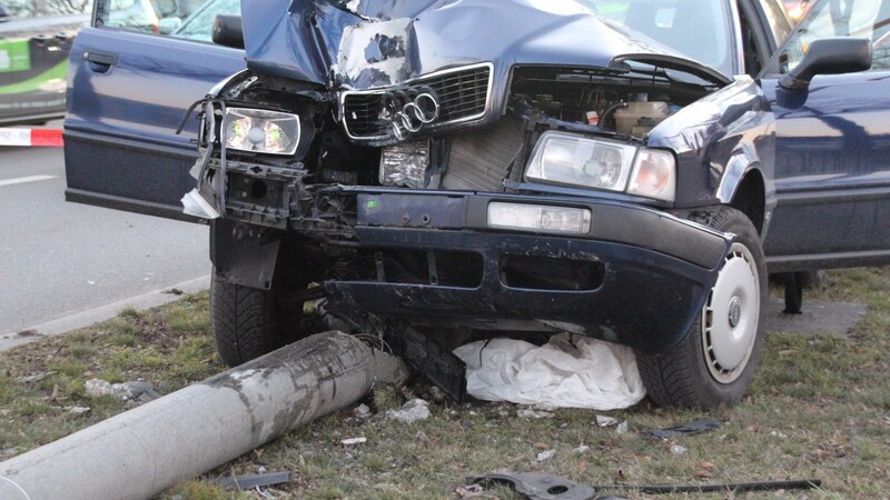 Bei einem Unfall in Regensburg am Sonntag fuhr ein Autofahrer gegen einen Laternenmast, der in der Folge umstürzte.