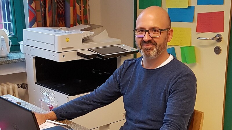 Matthias Kuhndörfer, seit 1. Oktober neuer Geschäftsführer der Montessori-Grundschule Bayerwald, hier an einem seiner beiden Arbeitsplätze, dem "Büro" in der Grafenwiesener Monte-Schule.
