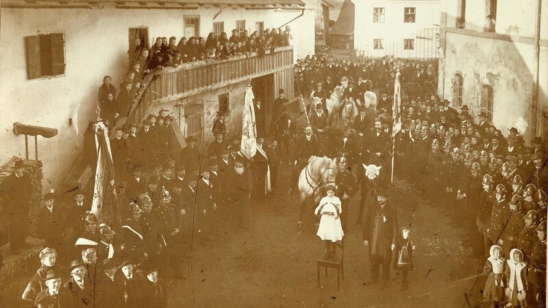 Viel Volk gab es beim nachgestellten Martiniritt vor 110 Jahren am 10. Dezember 1911 im Hof der Alten Post. Bei der Original-Übergabe der Fahnen fehlte der richtige Fotograf.
