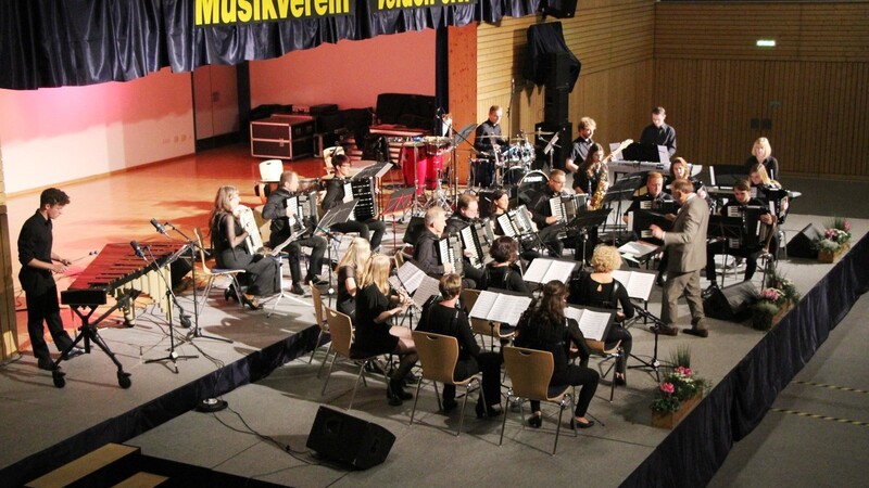 Beim Herbstkonzert zeigte das Akkordeonorchester Velden-Vilsbiburg am Sonntag musikalisch eine große Bandbreite.