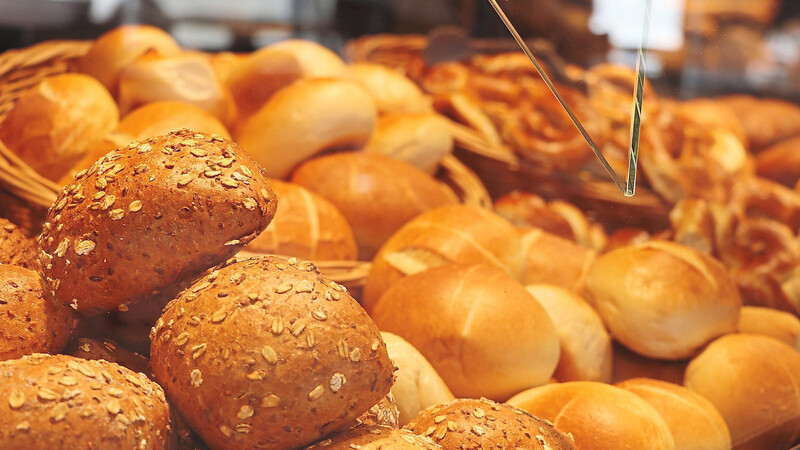 Brot, Semmeln und Co., die zu Ladenschluss übrig bleiben, werden bei der Bäckerei Steinleitner unter anderem an die Tafel gespendet.