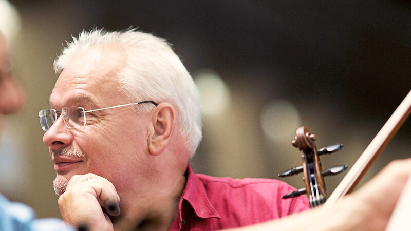 "Der Kontakt zum Publikum ist das Wichtigste überhaupt", sagt Dirigent Wolfgang Gieron. Über 40 Jahre lang hat er im Symphonieorchester des Bayerischen Rundfunks Geige gespielt.