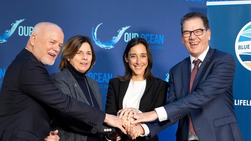 Bundesentwicklungsminister Gerd Müller (CSU, l.) hat sich auf der Meeresschutzkonferenz für Ökotourismus auf den Weltmeeren stark gemacht.
