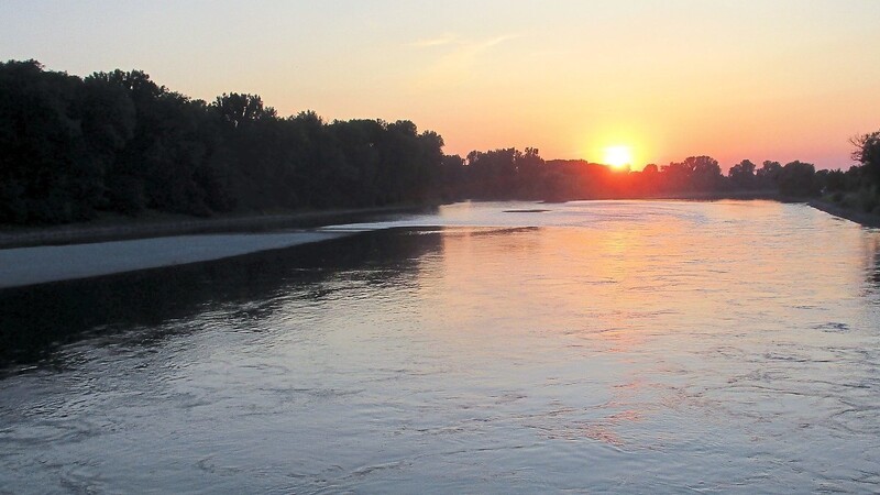 Die Donau im Abendlicht. "Auf der Donau kann man diese innere Mitte, Ruhe und Zufriedenheit wieder finden", so Gerard Zacher.
