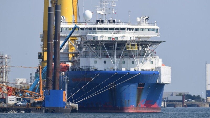 Das russische Verlegeschiff "Akademik Tscherski" liegt im Hafen Mukran auf der Insel Rügen. Das Spezialschiff wird im Hafen für seinen Einsatz zum Weiterbau der Ostsee-Pipeline Nord Stream 2 vorbereitet.