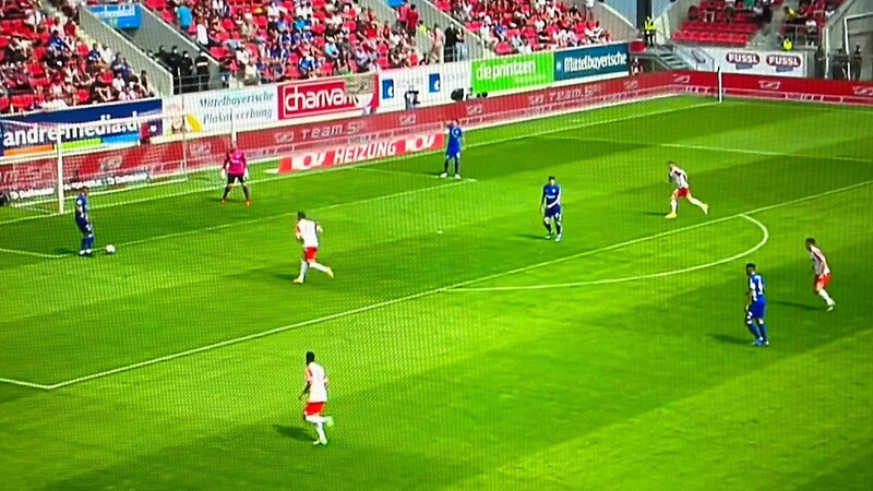 Auf diesem Bild aus dem Spiel gegen Schalke (in blau) sieht man das hohe Anlaufen des Jahn. Unmittelbar danach erfolgten an der Strafraumkante der Ballgewinn und das Tor durch Jan-Niklas Beste.