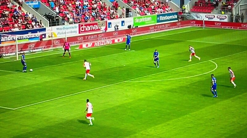 Auf diesem Bild aus dem Spiel gegen Schalke (in blau) sieht man das hohe Anlaufen des Jahn. Unmittelbar danach erfolgten an der Strafraumkante der Ballgewinn und das Tor durch Jan-Niklas Beste.