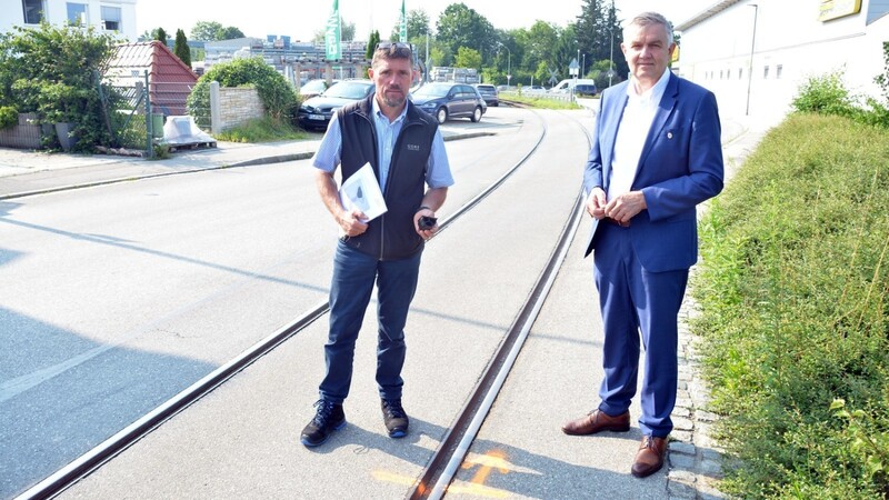 Bürgermeister Josef Dollinger (r.) und Bauhofleiter Martin Holzner haben die Gefahrenstelle am Dienstag erneut begutachtet.