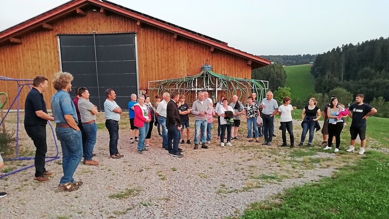 Gefördert über das Regionalbudget wurde 2022 eine Veranstaltungsreihe der Arbeitsgemeinschaft Vorderer Bayerischer Wald für Landwirte zu besonderen Themen. Zuletzt war man am Gsellhof in Altenthann bei Familie Adlhoch und informierte sich über die Weidehaltung.