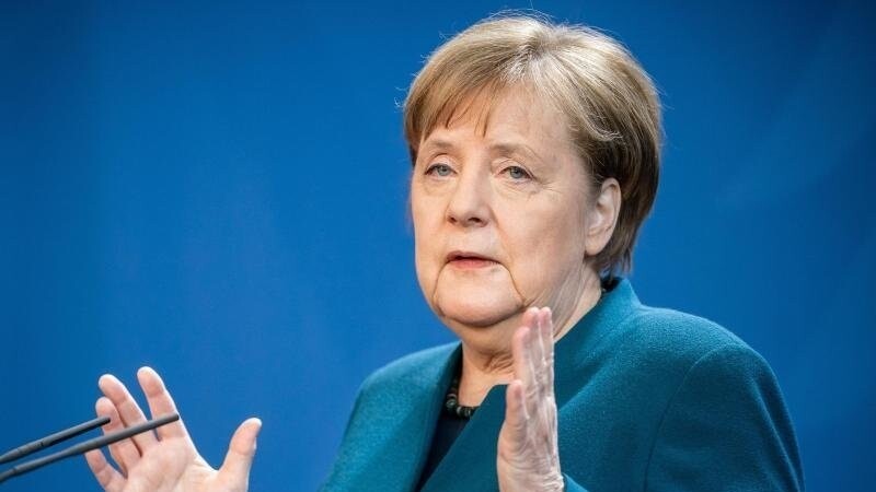 Bundeskanzlerin Merkel spricht in einer Schaltkonferenz mit den Ministerpräsidenten der Bundesländer über Lockerung der Beschränkungen.