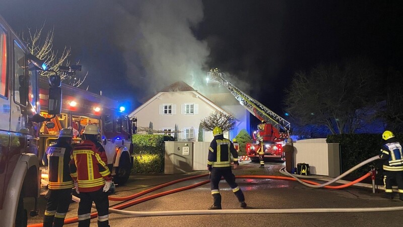 Zahlreiche Einsatzkräfte der Feuerwehr mussten am zweiten Weihnachtsfeiertag nach Tegernheim bei Regensburg ausrücken. Dort stand ein Einfamilienhaus in Flammen.