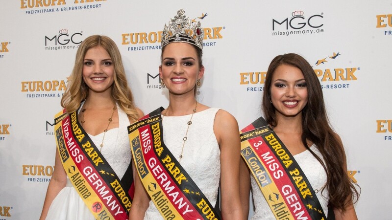 Die zweitplazierte Francesca Orru aus Norderstedt (Miss Schleswig-Holstein), die Miss Germany 2016, Lena Bröder aus Nordwalde (Miss Westdeutschland), und die drittplazierte Katharina Schubert aus Wiesbaden (Miss Hessen,l-r).