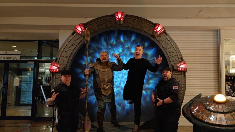 Auch Stargate-Atlantis-Star Paul McGillion (zweiter von rechts) hat sich das Sternentor von Günther Engl (zweiter von links) auf der Fedcon 2021 angesehen.