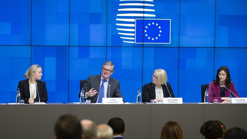 EU-Sicherheitskommissar Julian King (2.v.l.) warnt am Mittwoch vor 5G-Anbietern aus Drittstaaten.