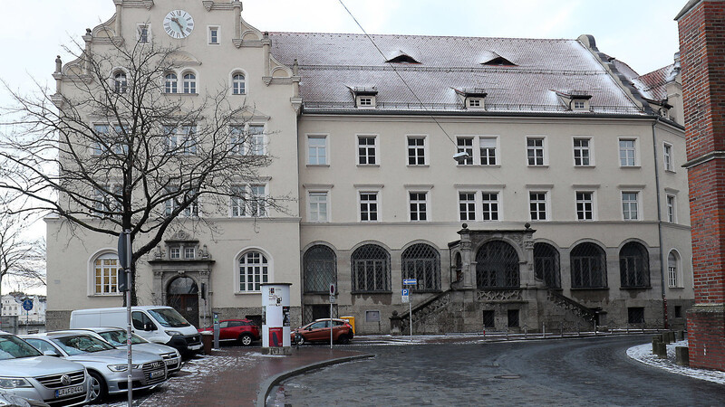 Das alte Postamt soll zum Hotel werden. Während links der Eingang zum Hotel sein soll, wird rechts über die zweiseitige Treppe das Restaurant erreichbar sein.
