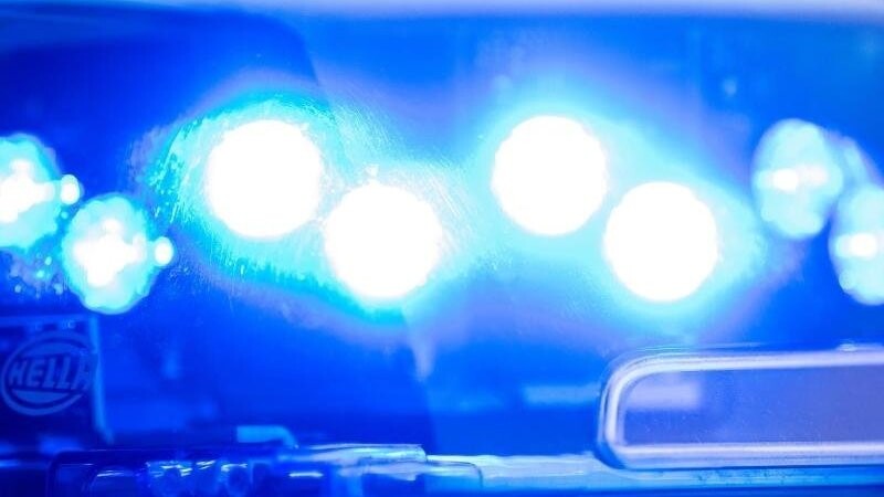 Ein Blaulicht leuchtet auf dem Dach einer Polizeistreife.