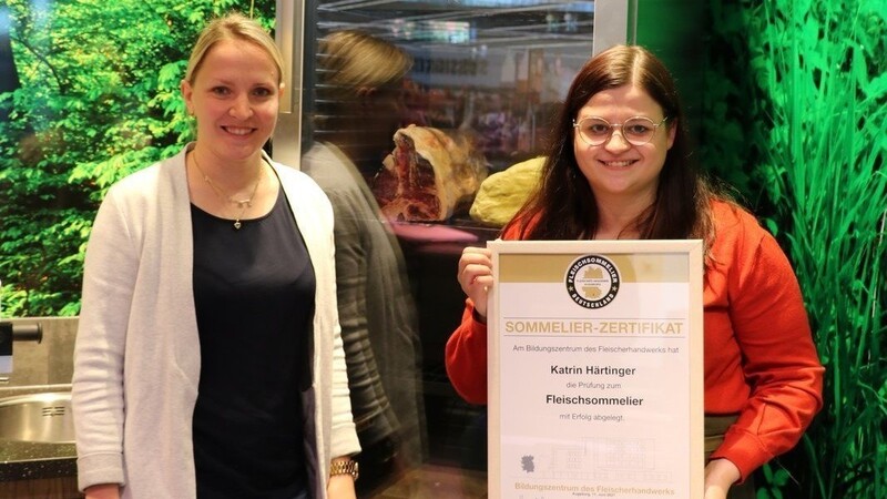 Vor einem Monat hat Katrin Härtinger (rechts) die Qualifikation alsFleischsommeliére abgeschlossen. Das freut auch Magdalena Meier, die Schwester von Sebastian Moder und Assistenz der Geschäftsleitung.