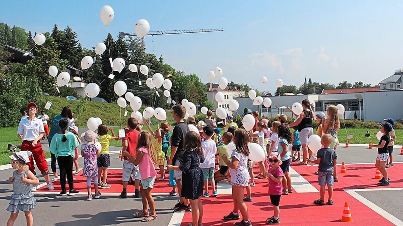Gemeinsam ließen die kleinen Besucher beim BRK-Fest ihre Ballons steigen.