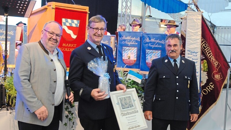 Brandmeister Josef Rosenwirth wurde beim Festakt zum Ehrenkommandanten ernannt.
