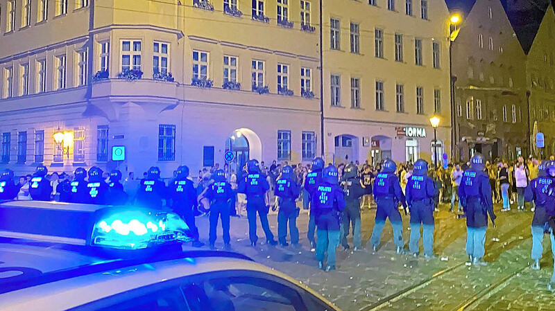 Augsburg, Nacht zum 20. Juni: Polizisten stehen in der Innenstadt Hunderten von Feiernden gegenüber. Bei dem Einsatz wurden 25 Polizisten durch Flaschenwürfe verletzt.