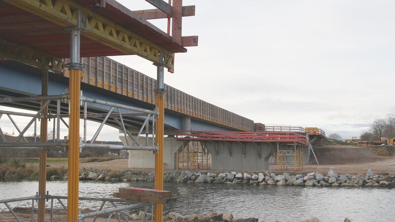 Stahlträger werden am Wochenende auf den Unterbau des zweiten Brückenschlags über den Regen gesetzt.