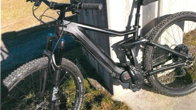 Ein Unbekannter klaute dieses schwarz-graue E-Mountainbike der Marke Cube, Typ Stereo Hybrid 120. Wer kann Hinweise geben?