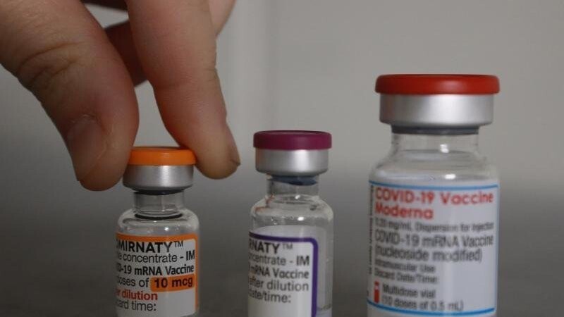 Flaschen mit den Impfstoffen Comirnaty und Moderna stehen in einem Impfstofflager.