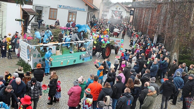 Die DLRG holte sogar einen Kinofilm auf Blaibachs Straßen mit ihrem Wagen "Avatar meets Bavaria".
