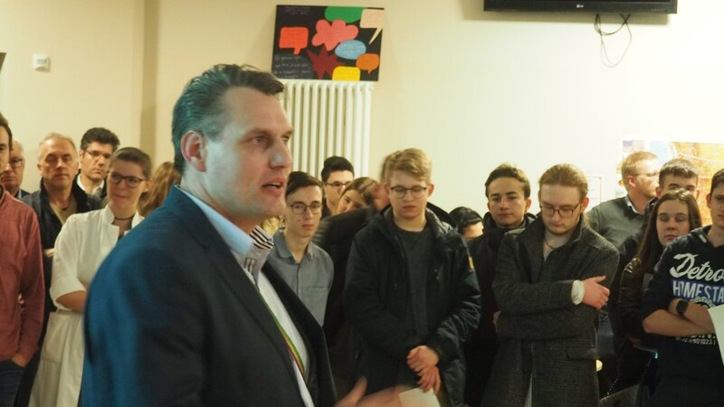 Danubia-Vorsitzender Stephan Härtenberger begrüßte die rund 160 Schüler zu dem Informationsabend.