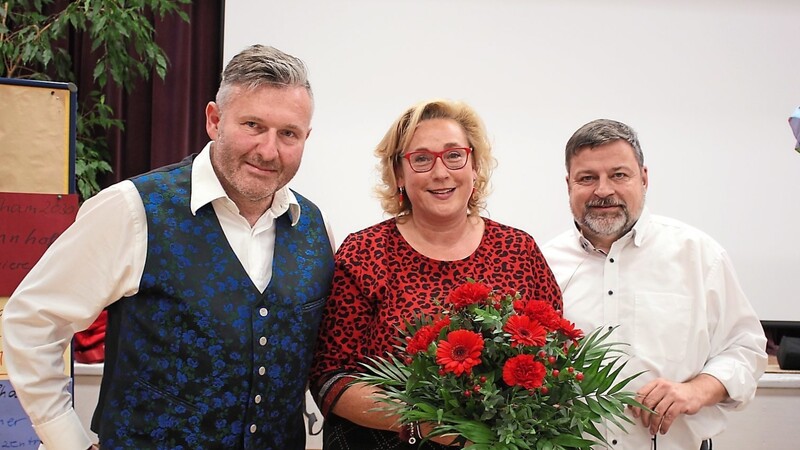 Chams Ortsvorsitzender Martin Schoplocher (rechts) mit der Bürgermeisterkandidatin Claudia Zimmermann und der Nummer 2 der Liste, Oliver Schulz.