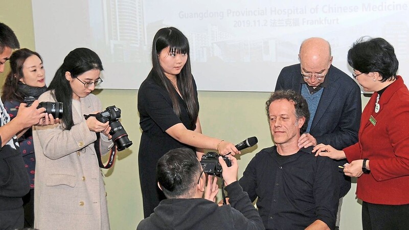 Akupunktur mit Verwirbelung der Nadeln nach Lignan-Technik zeigte Professorin Chen Xiuhua (rechts).