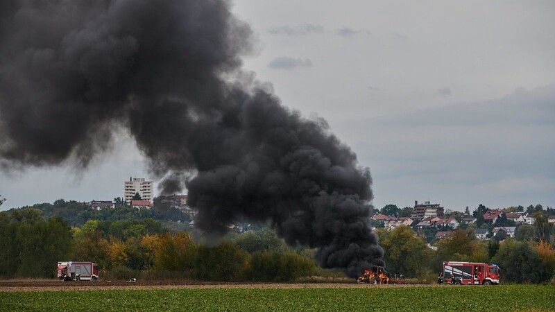 Riesige Rauchwolke zwischen Herrmannsdorf und Sand. Am Dienstag brannte auf einem Feld im Kreis Straubing-Bogen ein Traktor aus.