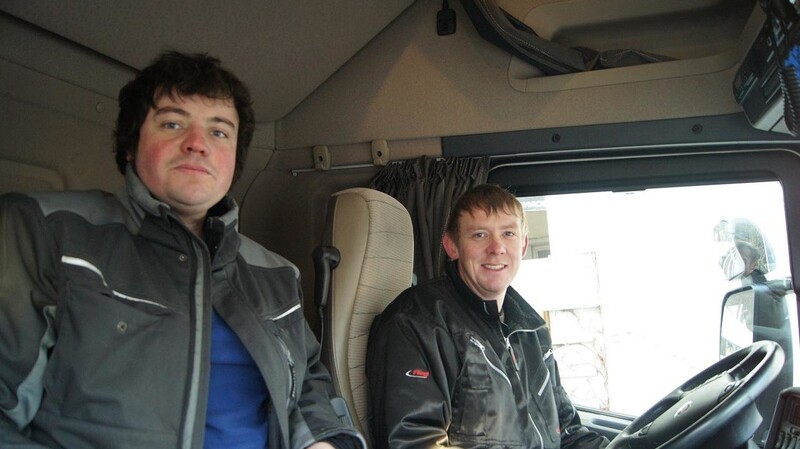 Michael Schmidbauer (links) und Daniel Promesberger sitzen gemeinsam im Truck.