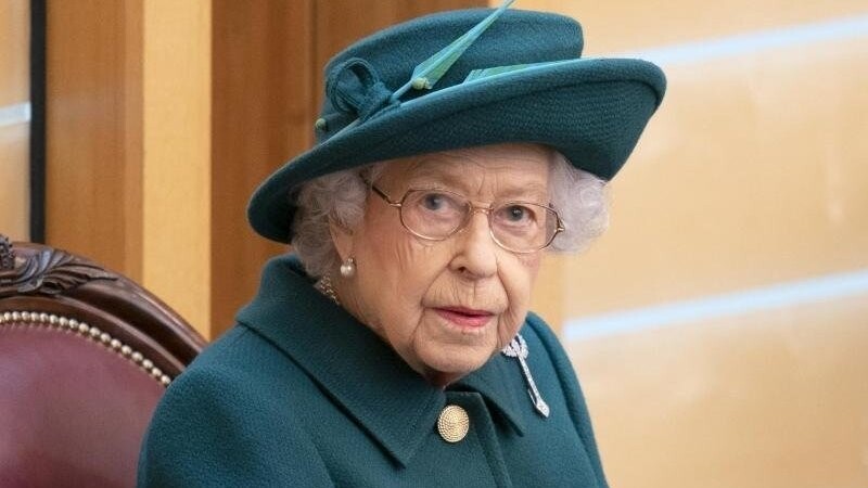Königin Elizabeth II. sitzt im Plenarsaal des schottischen Parlaments in Edinburgh. (Archivbild).