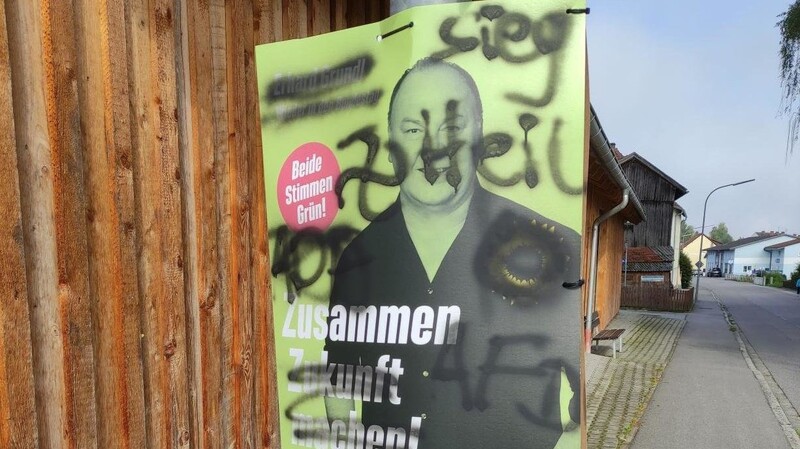 Dieses Wahlplakat in Schlatzendorf wurde arg verunstaltet.