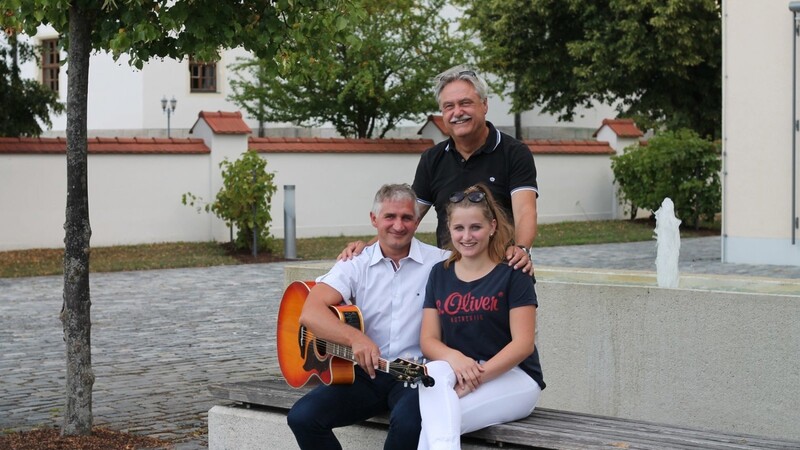 Für den Wettbewerb "Unser Dorf hat Zukunft" haben Günter Kellermeier (hinten), Christian Kerschl (r.) und seine Tochter Maria Kerschl ein Lied für Niederwinkling geschrieben und komponiert.