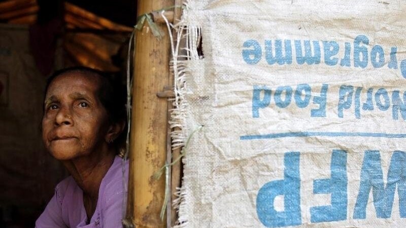 Eine ältere Frau schaut aus einem Zelt imi einem Flüchtlingslager in Myanmar. Der diesjährige Friedensnobelpreis geht an das Welternährungsprogramm (WFP).