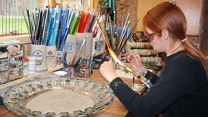 Die Perlhütterin Ramona Albers hat die Kunst des Perlendrehens für sich entdeckt.