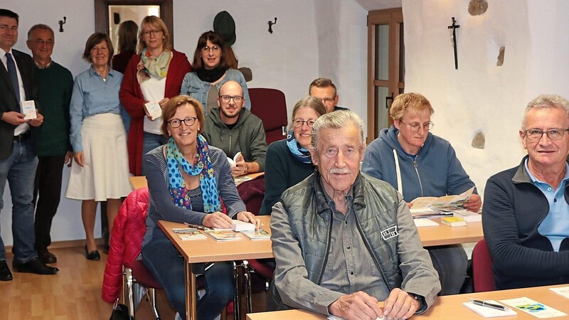 Markus Meinke von der Europaregion Donau-Moldau (hinten links) besuchte am Montagabend den Fortgeschrittenenkurs Tschechisch im Mehrgenerationenhaus. Neben ihm stehen das Ehepaar Kricner, das den Tschechisch-Stammtisch hält, VHS-Vorsitzende Susanne Nock und Kursleiterin Alena Sanseverino.