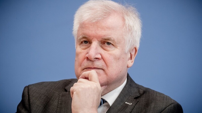 "Die Regierung funktioniert", sagt Horst Seehofer über die Zusammenarbeit mit Bundeskanzlerin Angela Merkel.
