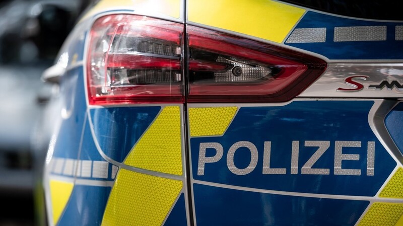 Zahlreiche Kräfte der Polizei sind derzeit im Regensburger Stadtosten im Einsatz. (Symbolbild)