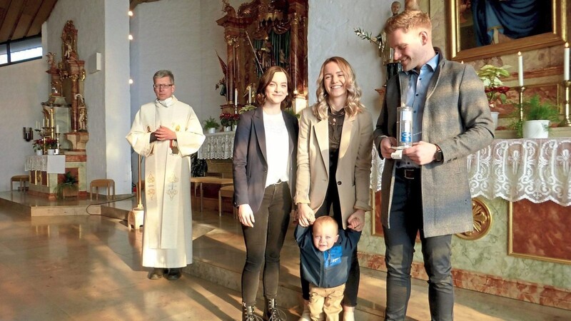 Elias Fuchs, mit seiner Patin Corinna Mühlbauer und seinen Eltern Annalena Mühlbauer und Johannes Fuchs, hat das Sakrament der Taufe empfangen.
