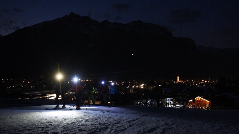 Skitourengeher mit Stirnlampen: In Garmisch kein seltenes Bild.
