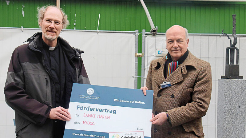 Axel Hofstadt (rechts) von der Deutschen Stiftung Denkmalschutz überreichte am Samstag den symbolischen Fördervertrag an Stiftspropst Franz Joseph Baur.