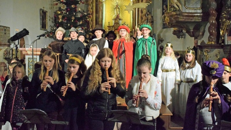 Am Schluss sangen alle Kinder "Kleines Kindlein in dem Stalle", begleitet von der Flötengruppe unter Leitung von Beate Egner.  Fotos: Weiß