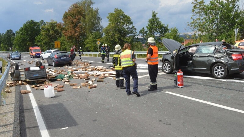 Eines der Unfallautos war mit einem Anhänger voller Holzscheite unterwegs, die sich nach dem Unfall auf der Bundesstraße 22 bei Willmering verteilten.
