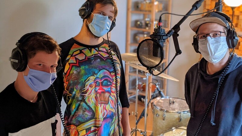 Musiker während Corona: Im Studio tragen Benedikt (Mitte), Maximilian (l.) und der neue Keyboarder Thomas Masken.