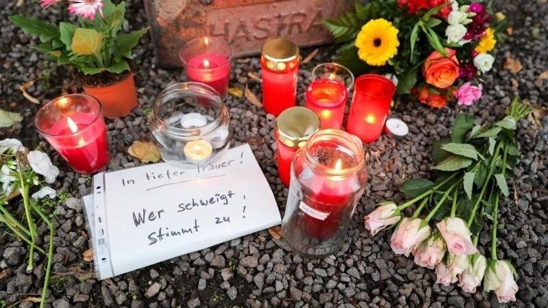 Kerzen, Blumen und ein Zettel mit der Aufschrift "In tiefer Trauer Wer schweigt stimmt zu!" vor einem Dönerladen. Foto: Jan Woitas/dpa-Zentralbild/dpa