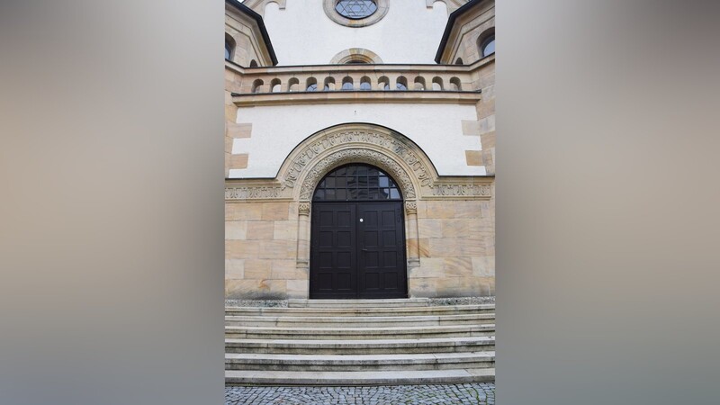 Das Hauptportal der Straubinger Synagoge wird nicht mehr genutzt, seitdem Unbekannte gedroht hatten, etwas hinein zu werfen, sobald es offen stehe.